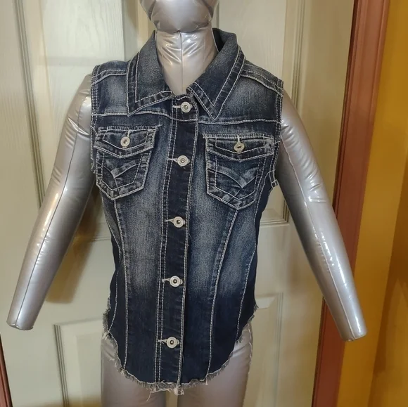 Maurices Woman's Size Medium Jean Denim Vest - Picture 1 of 7